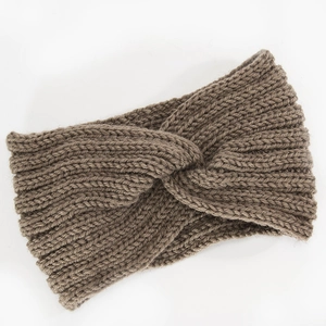 Gros plan du nœud torsadé sur ce bandeau d'hiver beige en maille épaisse et chaude