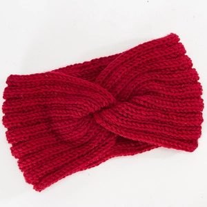 Détail du bandeau tricoté bordeaux avec un nœud torsadé et une texture de laine côtelée