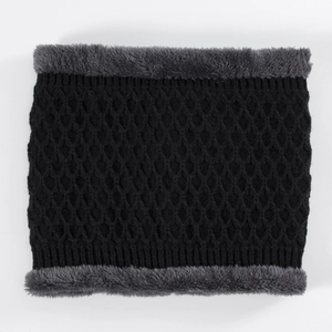 Detalle del calentador de cuello de punto negro con forro de piel sintética gris y rombos