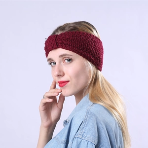 Nahaufnahme des tiefroten Stirnbands mit dicker Strickstruktur und Wollmischgewebe