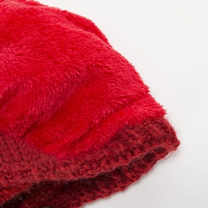 Damen Strickmütze mit Schirm in Rot, warmes Fleecefutter und weiche Plüsch-Struktur-Details