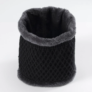Primer plano de calentador de cuello de punto negro con forro polar gris suave de invierno