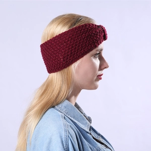Nahaufnahme des weinroten Strickstirnbandes mit Textur und Passform am Model