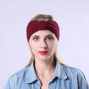 Detail eines weinroten Strickstirnbands mit handgewebter Textur und Schleifen-Design