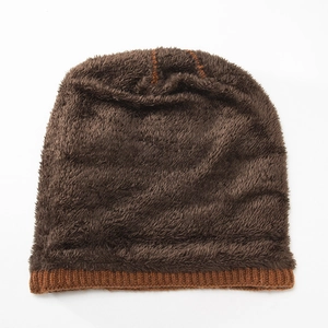 Detailansicht der Winter-Strickmütze mit dickem warmem Fleecefutter und orangefarbenem Rand