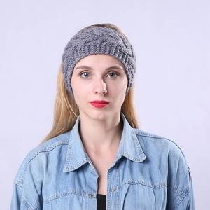 Primer plano detallado de la diadema gris de punto de ochos con textura de lana gruesa