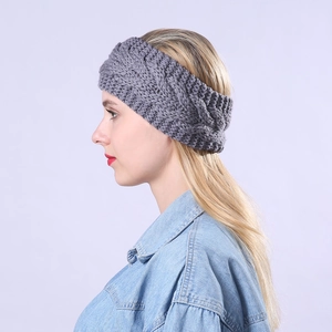 Primer plano del tejido de trenzas gris oscuro en la diadema de invierno gruesa