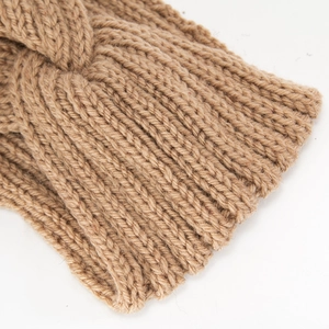 Gros plan du bandeau tricoté kaki montrant la texture côtelée et le détail du nœud