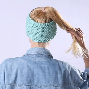 Nahaufnahme des mintgrünen Strickstirnbands mit Schleife und Textur am Modell