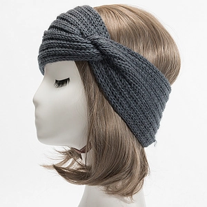 Vue latérale du bandeau en maille gris foncé avec texture en spirale épaisse et noeud