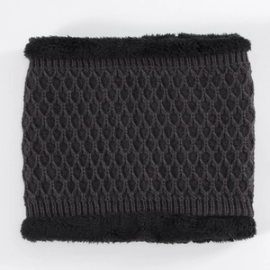 Detalle de calentador de cuello de punto negro con textura de panal y forro de felpa suave