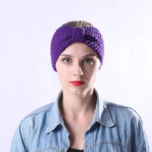 Nahaufnahme des tiefvioletten Strickstirnbands mit grober Textur und Knoten-Design für Damen