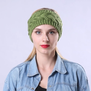 Detalle de diadema de punto de trenzas en verde hierba con textura de lana para invierno