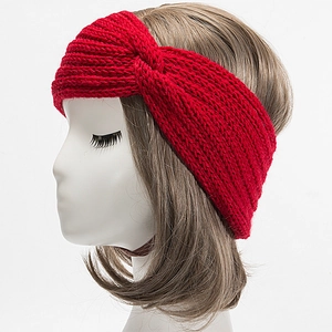 Détail du bandeau en tricot rouge avec un design à nœud torsadé pour la chaleur d'hiver