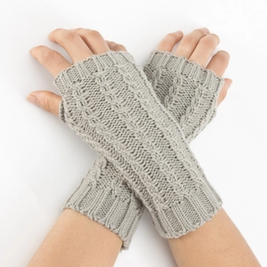 Détail de mitaines en maille torsadée gris clair avec trou pour le pouce et bord-côte