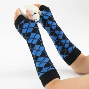 Détail de mitaines en tricot à losanges bleus et noirs et chauffe-bras pour femmes
