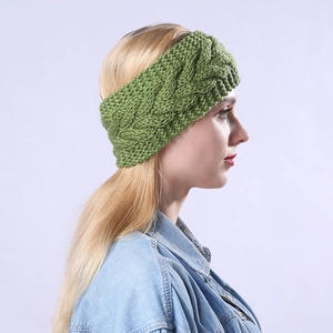 Primer plano del tejido de trenzas grueso en esta cinta de invierno color verde