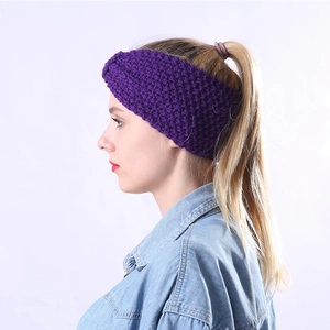 Details des lila grob gestrickten Stirnbands für Damen mit Häkeltextur