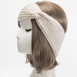 Détail d'un bandeau en maille crème avec un nœud torsadé élégant pour l'hiver