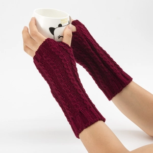 Gros plan sur les mitaines en tricot torsadé bordeaux au design épais et chaud