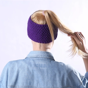 Detail eines lila gestrickten Stirnbands mit grober Textur getragen von einem Model