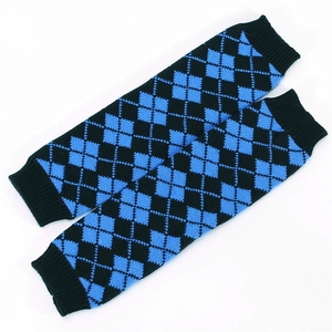 Detalle de textura de calentadores de punto de rombos azul y negro con bordes elásticos