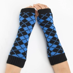 Détail de mitaines longues tricotées avec motifs à losanges noir et bleu marine