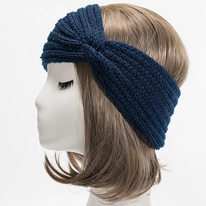 Détail d'un bandeau en maille bleu foncé avec nœud sur un modèle de mannequin