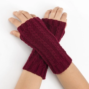 Détails de gants en tricot torsadé bordeaux sans doigts montrant la texture chaude