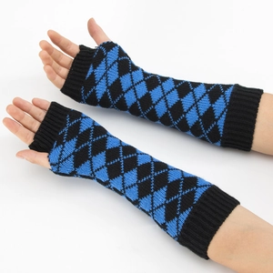 Détail de mitaines en maille à losanges bleu et noir avec passage pour le pouce