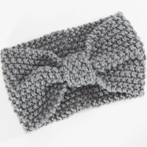 Detail eines grauen Grobstrick-Stirnbands mit Knotendesign und strukturierter Wolle