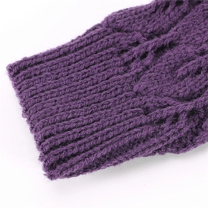 Dettaglio di guanti senza dita viola a maglia grossa con polsini elastici a coste