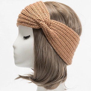Gros plan détaillé du bandeau en maille marron avec un design torsadé très élégant