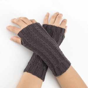 Gros plan de mitaines en maille torsadée gris anthracite avec texture chaude et douce