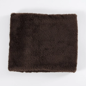Detalle del forro de piel sintética marrón oscuro de un gorro de invierno cálido