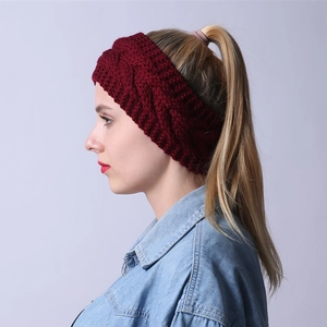 Detalle de punto trenzado en diadema de invierno color burdeos para el frío