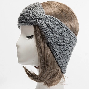 Gros plan d'un bandeau d'hiver en tricot gris avec un nœud torsadé sur un mannequin