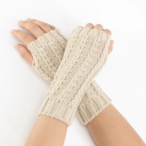 Gros plan de mitaines en tricot torsadé beige avec des motifs doux pour la chaleur hivernale