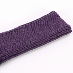 Dettaglio dei polsini in maglia viola che mostra la trama a coste e il tessuto elastico