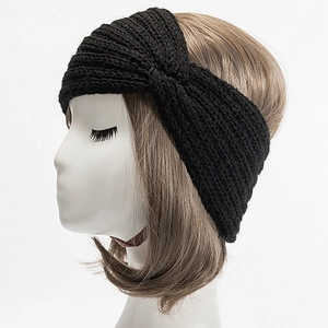 Gros plan du bandeau tricoté noir avec nœud torsadé sur tête de mannequin blanc