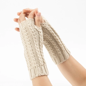 Texture détaillée de gants tricotés sans doigts beige avec motif torsadé pour l'hiver