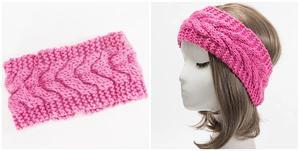 Detalle de diadema de punto fucsia con patrón de trenzas y textura suave y cálida