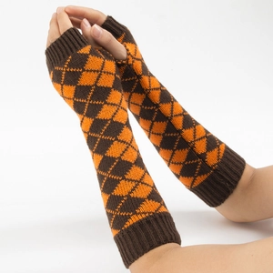 Vue détaillée de mitaines longues en tricot à motif losanges orange et marron avec bords côtelés