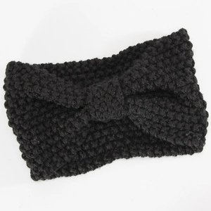 Detailansicht des schwarzen Strick-Stirnbands mit Twist-Knoten und grober Textur