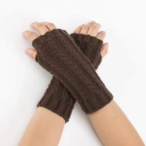 Détail de texture des mitaines marron en maille torsadée au motif rétro tressé