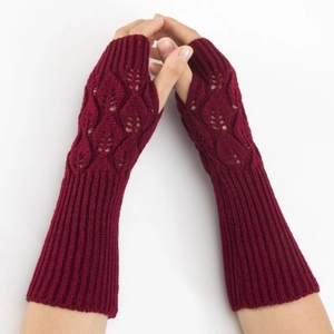 Dettaglio guanti senza dita in maglia bordeaux con motivo a foglia traforato chic