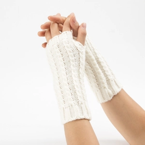 Mitaines tricotées blanc crème pour l'hiver avec motif torsadé classique et chaud