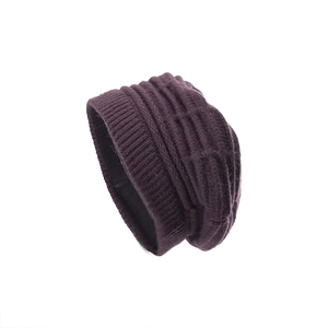 Λεπτομερής προβολή του σκούρου μοβ πλεκτού μοτίβου και της υφής του χειμερινού σκούφου