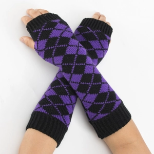 Détail de mitaines en tricot à losanges violets et noirs avec poignets élastiques côtelés