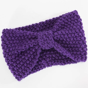 Detailierte Textur eines lila Strickstirnbands mit Schleife aus dickem Garn